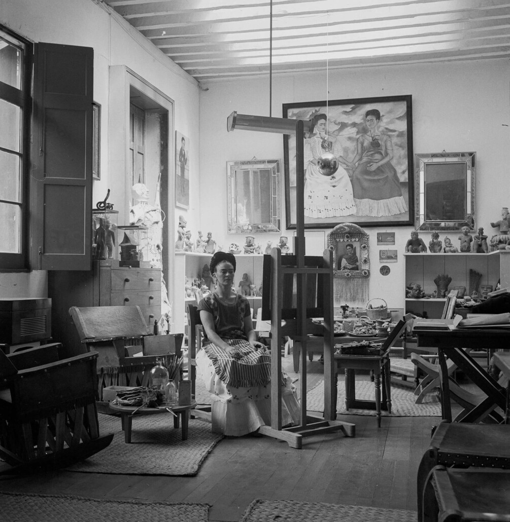 Fritz Henle, Frida in her studio (1943). Courtesy Fritz Henle Estate
